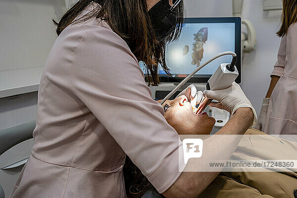 Zahnärztin untersucht Patienten in der Klinik