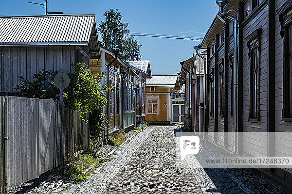 Finnland  Rauma  Alte Holzhäuser entlang der Kopfsteinpflasterstraße in der Altstadt von Rauma