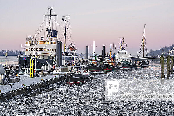Deutschland  Hamburg  Boote im Museumshafen bei Sonnenuntergang im Winter