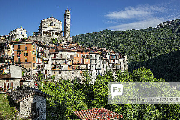 Häuser im Bergdorf nahe der Kirche San Giorgio in Bagolino  Provinz Brescia  Lombardei  Italien