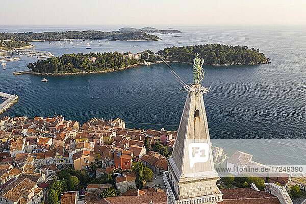 Kroatien  Istrien  Luftaufnahme der Statue der heiligen Euphemia auf dem Glockenturm einer Kirche