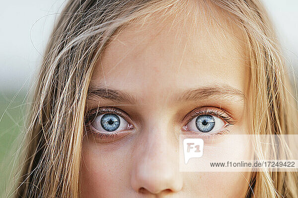 Blondes Mädchen mit blauen Augen