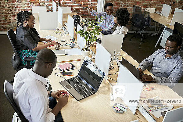 Männliche und weibliche Unternehmer arbeiten in einem Coworking-Büro