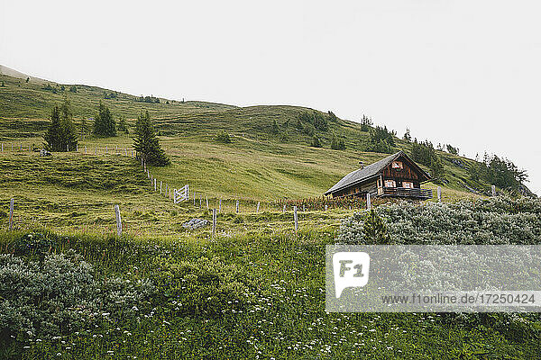 Österreich  Kärnten  Hütte in idyllischer Alpenlandschaft oberhalb der Großglockner Hochalpenstraße