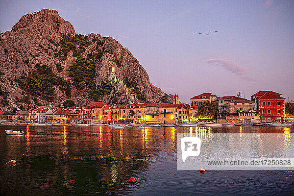 Kroatien  Gespanschaft Split-Dalmatien  Omis  Küstenstadt am Zusammenfluss von Adriatischem Meer und Cetina in der Abenddämmerung