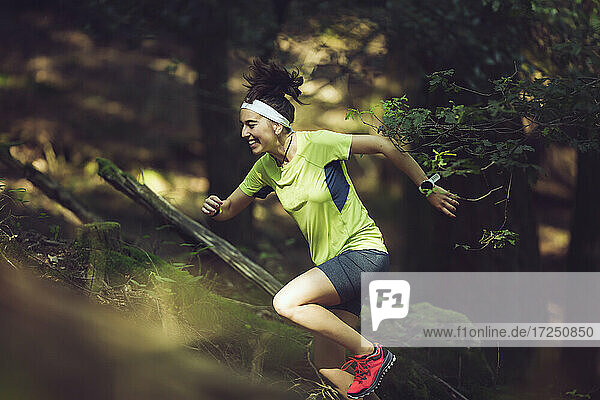 Sportler Frau läuft im Wald