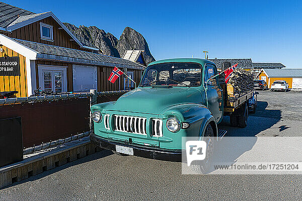 Alter Lastwagen  geparkt neben einem Haus im Hafen von Reine  Lofoten  Norwegen