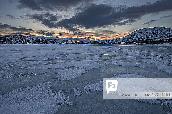 Norwegen  Tromso  Gefrorener See auf der Insel Senja bei Sonnenaufgang