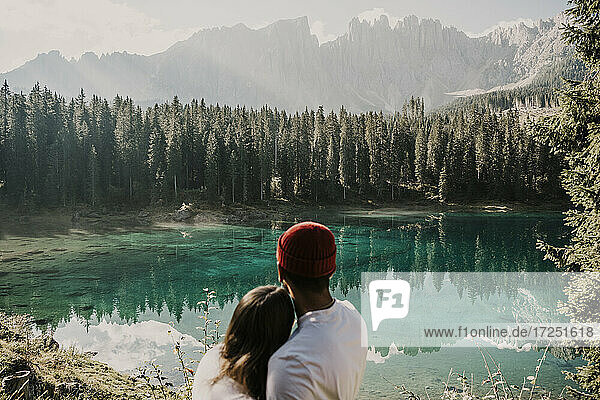 Ehepaar mit Blick auf den Karersee in Südtirol  Italien