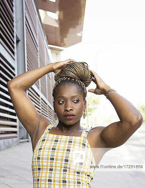 Afrikanische Frau mit geflochtenem Haar  die im Freien wegschaut