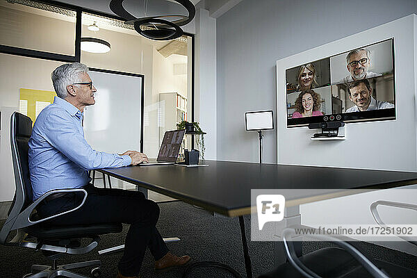 Geschäftsleute arbeiten per Videokonferenz im Büro
