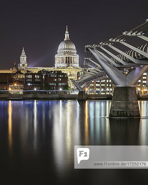 UK  England  London  Millennium Bridge bei Nacht mit beleuchteter Saint Pauls Cathedral im Hintergrund