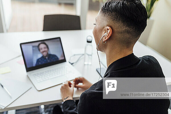 Geschäftsfrau  die an einer Sitzung per Videoanruf auf einem Laptop im Büro teilnimmt