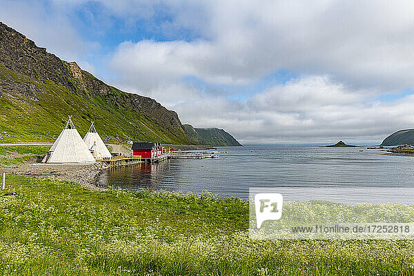 Teeppee-Häuser an der Küste in der Natur  Nordkapp  Norwegen