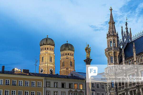 Marienplatz mit neuem Rathaus und Frauenkirche in München  Bayern  Deutschland