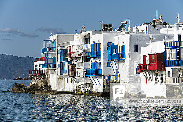Griechenland  Südliche Ägäis  Horta  Weiß getünchte Häuser am Rande der Küstenstadt