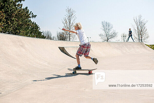 Kanada  Ontario  Kingston  Junge fährt Skateboard im Skatepark