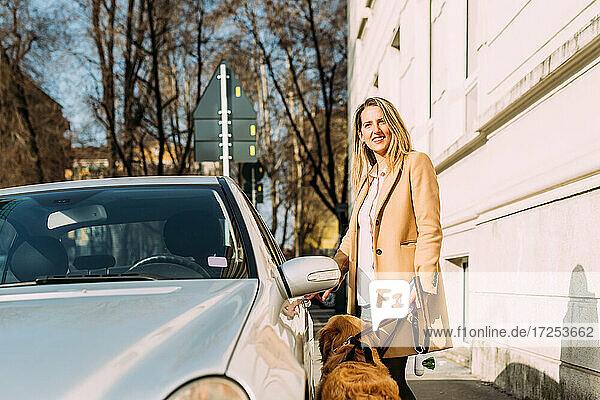 Italien  Frau mit Hund steigt ins Auto