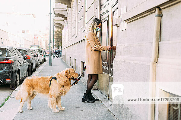 Italien  Frau mit Hund betritt Wohnung