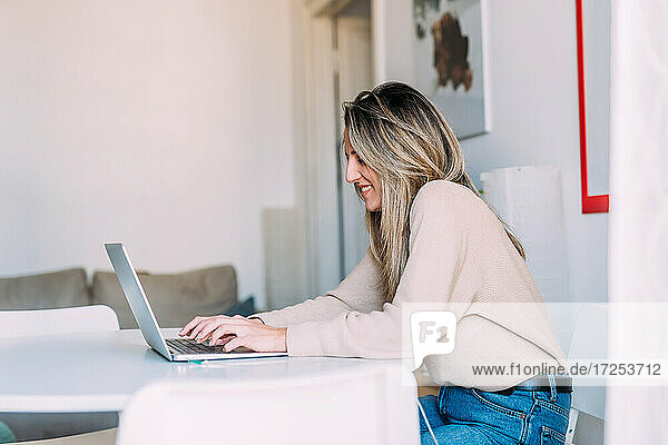 Italien  Junge Frau benutzt Laptop zu Hause