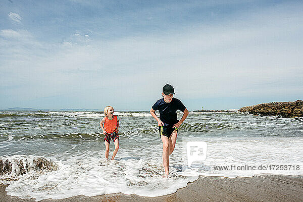 USA  Kalifornien  Ventura  Mädchen und Junge laufen am Strand