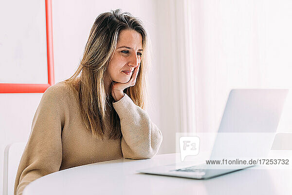 Italien  Junge Frau benutzt Laptop zu Hause