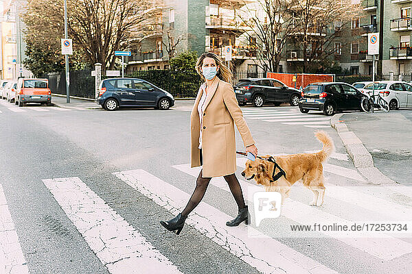 Italien  Frau mit Hund auf der anderen Straßenseite