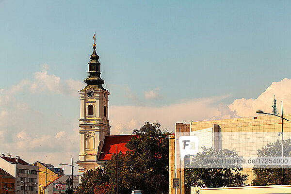 Blick auf den Glockenturm der orthodoxen Kirche in der Stadt Novi Sad