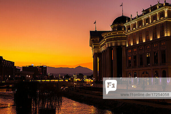 Blick auf das Gebäude des Außenministeriums am Fluss Vardar in der Stadt Skopje