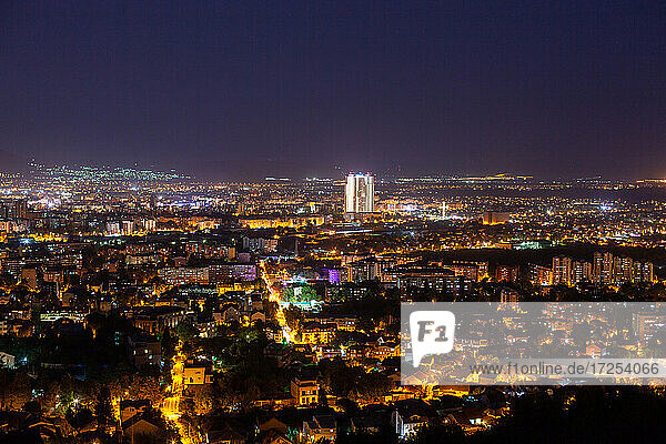 Luftaufnahme des Stadtbilds von Skopje bei Nacht