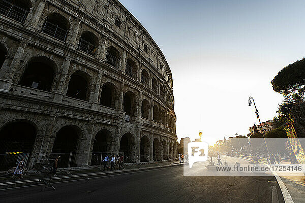 Niedriger Blickwinkel von Touristen auf der Straße vor dem Kolosseum  Rom