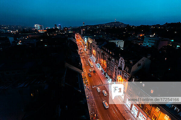 Luftaufnahme des Verkehrs auf einer Straße in Sarajevo