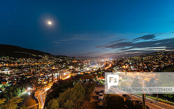Luftaufnahme des Stadtbilds von Sarajevo bei Nacht