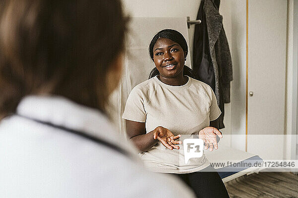 Junge Frau im Gespräch bei der Beratung mit einer Ärztin in einer medizinischen Klinik