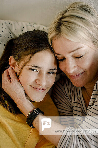 Porträt eines lächelnden Mädchens mit blonder Mutter
