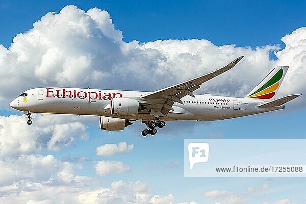 Ein Airbus A350-900 der Ethiopian mit dem Kennzeichen ET-AVD landet auf dem Flughafen London Heathrow  Großbritannien  Europa