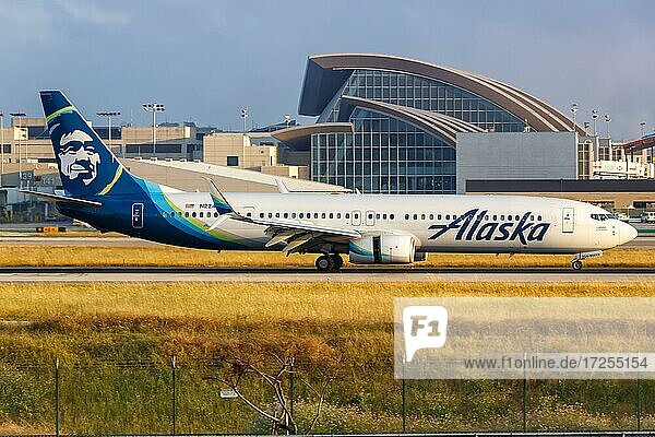 Ein Boeing 737-900ER Flugzeug der Alaska Airlines mit dem Kennzeichen N224AK auf dem Flughafen Los Angeles  USA  Nordamerika