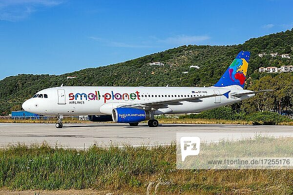 Ein Airbus A320 Flugzeug der Small Planet Airlines mit dem Kennzeichen SP-HAG auf dem Flughafen Skiathos  Griechenland  Europa