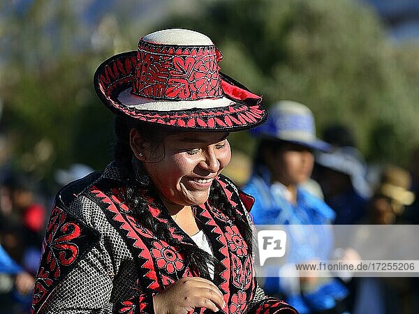 Portrait einer indigenen Frau in Tracht beim Umzug am Vortag von Inti Raymi  Fest der Sonne