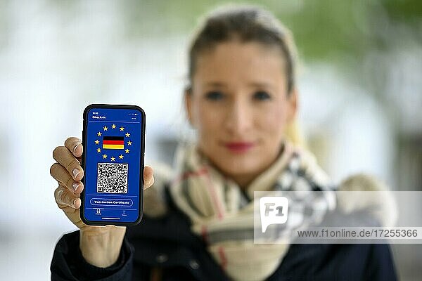 Symbolfoto Impfprivileg  Frau zeigt Smartphone mit digitalem europäischen Impfpass mit QR-Code  Corona-Krise  Deutschland  Europa