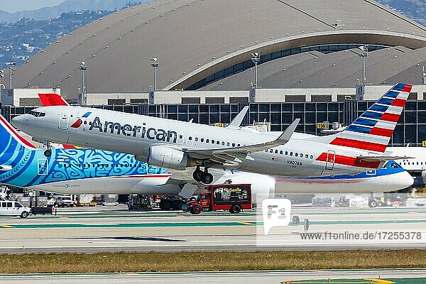 Ein Boeing 737-800 Flugzeug der American Airlines mit dem Kennzeichen N907AN startet vom Flughafen Los Angeles  USA  Nordamerika