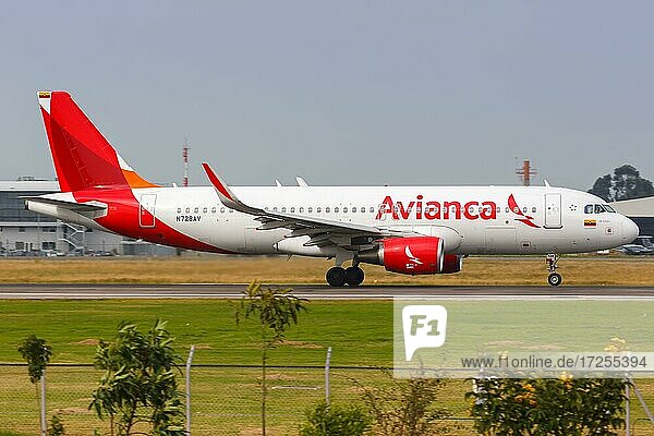 Ein Airbus A320 Flugzeug der Avianca mit dem Kennzeichen N728AV startet vom Flughafen Bogota  Kolumbien  Südamerika
