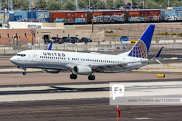 Ein Boeing 737-800 Flugzeug der United Airlines mit dem Kennzeichen N16234 auf dem Flughafen Phoenix  USA  Nordamerika