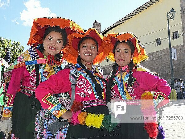 Drei junge indigene Frauen in bunter Tracht in der Altstadt  Cusco  Peru  Südamerika