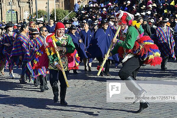 Musikant mit Bambusflöte beim Umzug am Vortag von Inti Raymi  Fest der Sonne