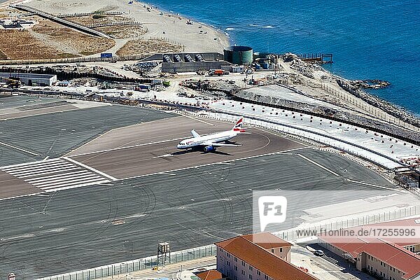 Ein Airbus A320 der British Airways mit dem Kennzeichen G-EUUX auf dem Flughafen Gibraltar
