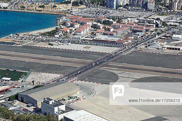 Übersicht Flughafen Gibraltar (GIB) mit Start- und Landebahn und querende Straße in Gibraltar
