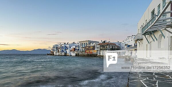 Weiße Häuser am Meer  Klein-Venedig  Chora  Mykonos Stadt  Mykonos  Kykladen  Griechenland  Europa