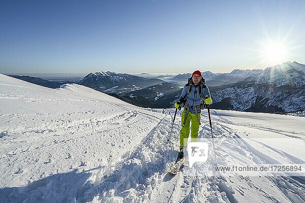Skitourengeher auf dem Weg zur Alpspitze  Wettersteingebirge  Schnee im Winter  Garmisch-Partenkirchen  Bayern  Deutschland  Europa