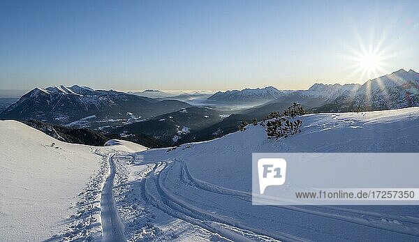 Skitour  Weg zur Alpspitze  Wettersteingebirge  Schnee im Winter  Garmisch-Partenkirchen  Bayern  Deutschland  Europa